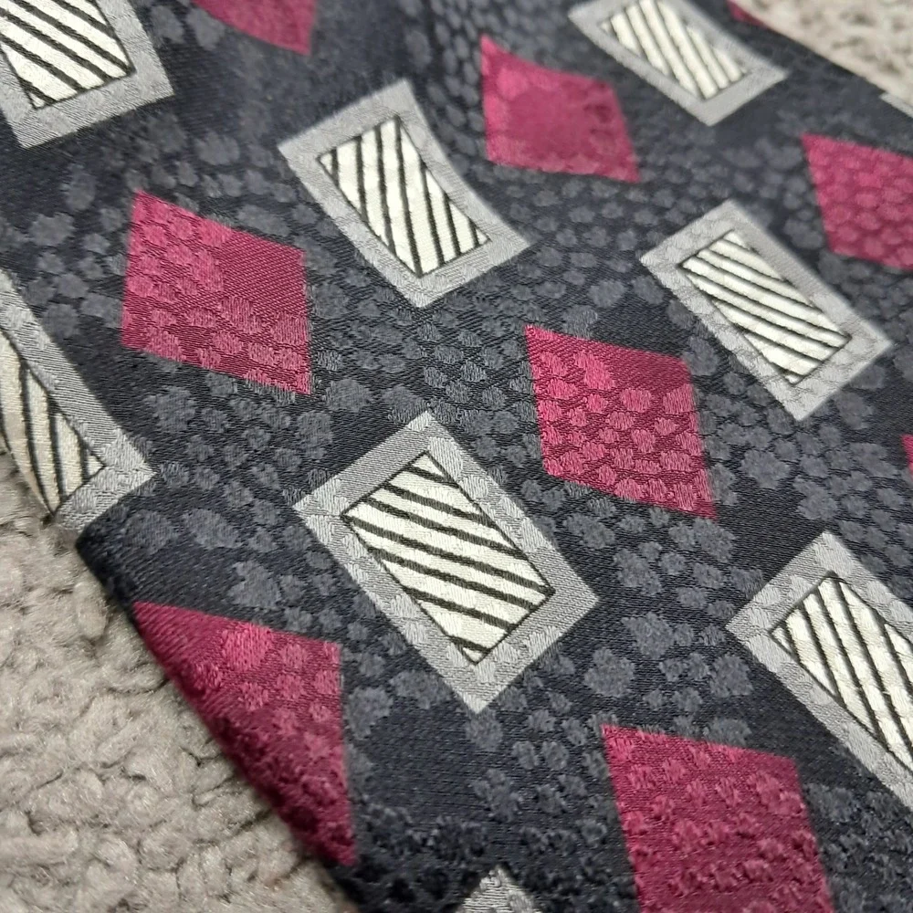 Geoffrey Beene Mens Silk Tie Black Burgundy Geometric Diamond Italian Fabric USA